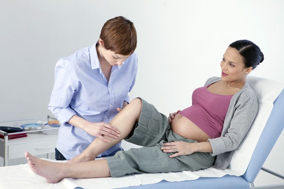 Pregnant woman consulting a phlebologist